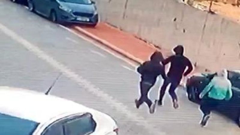 İstanbul'da bir evden telefon, kapı önünden araç çalındı