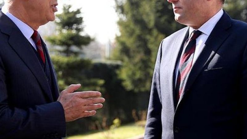 Bakan Akar, İngiliz mevkidaşı Wallace ile görüştü