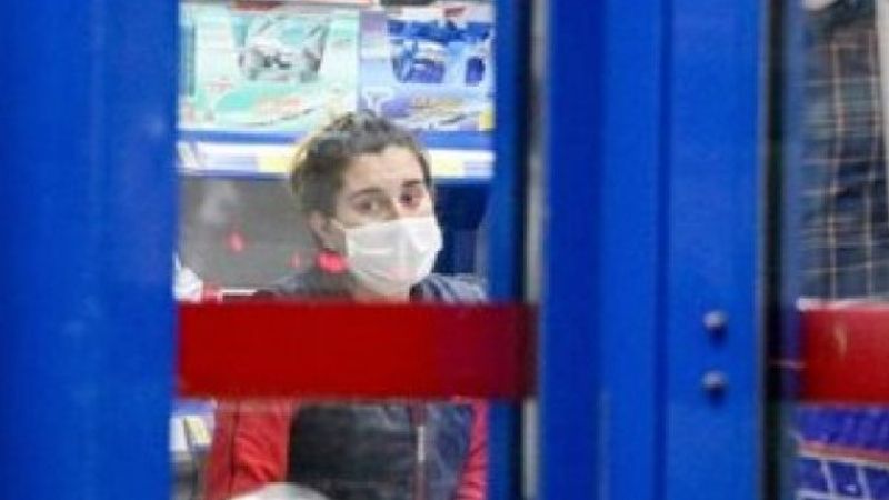 Kasiyerin yüzüne kola dökerek marketi soydu