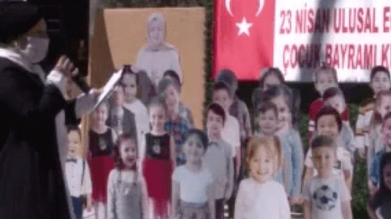 Öğrencilerin maketleriyle okul bahçesinde 23 Nisan kutlaması