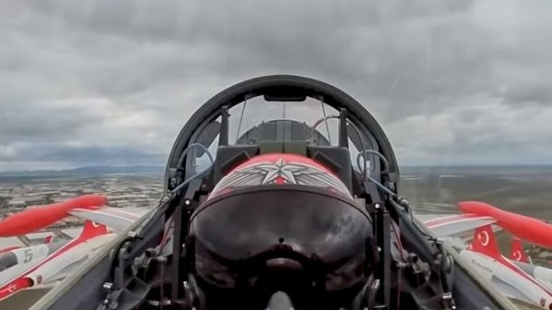 Türk Yıldızları evden çıkamayan çocuklar için uçtu