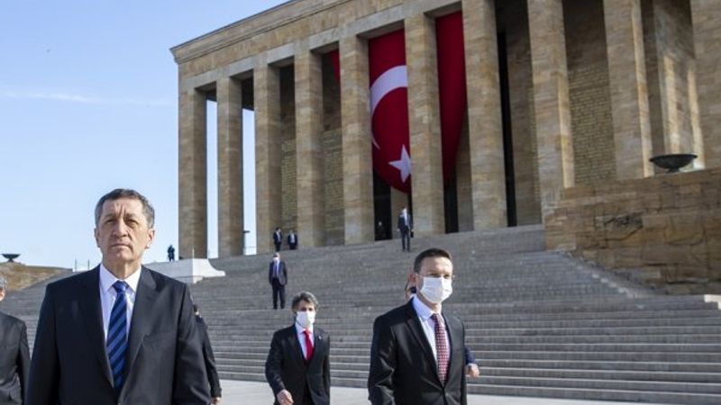 Milli Eğitim Bakanı Ziya Selçuk, Anıtkabir'deydi