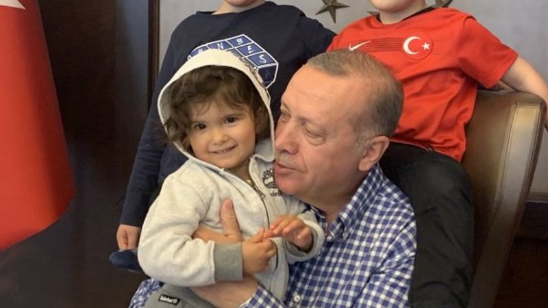 Cumhurbaşkanı Erdoğan çocuklarla poz verdi