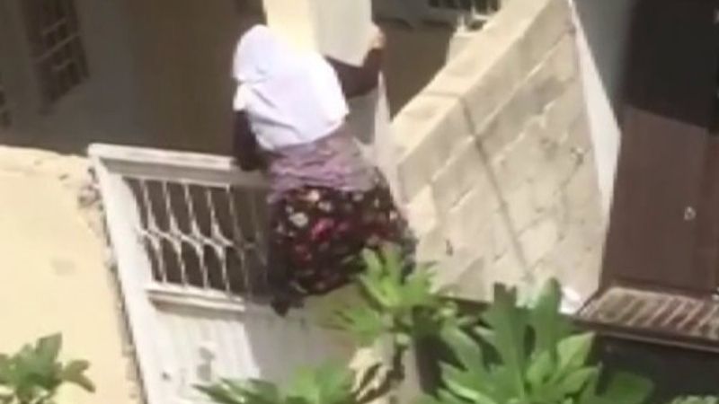 75'lik nine, yasaktan bunaldı bahçe duvarına tırmandı