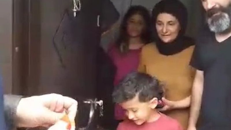 Annelerine doğum günü sürprizi için polisten yardım istediler