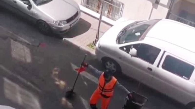 Temizlik işçisi, Türk bayrağıyla oynayıp 23 Nisan’ı kutladı