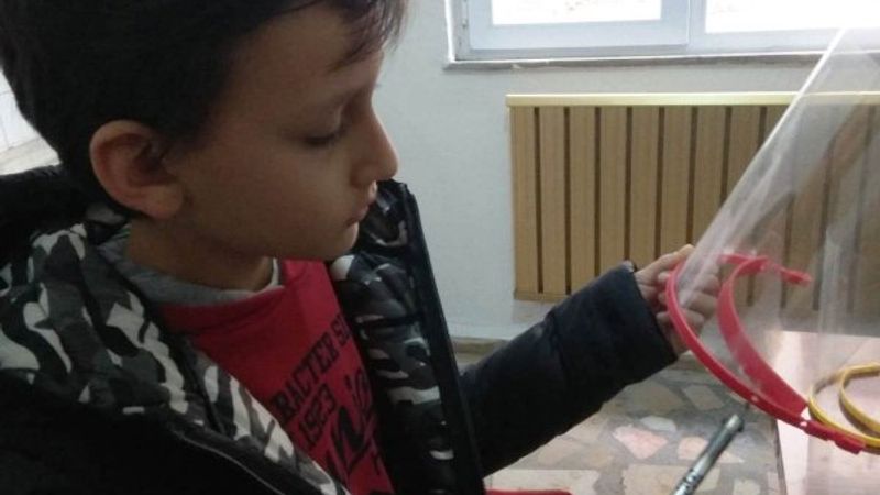 3 boyutlu yazıcıdan maske üretip sağlıkçılara hediye etti