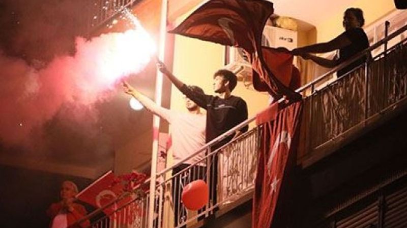 İstiklal Marşı'nı okurken, magandaların hedefi oldu