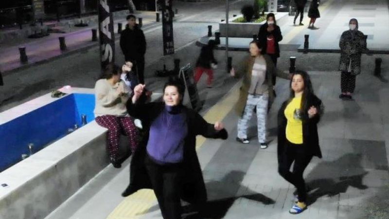 Samsun'da balkondan konsere, oynayarak eşlik ettiler