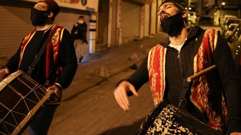 İstanbul'da davulcular, sahur mesailerine başladı