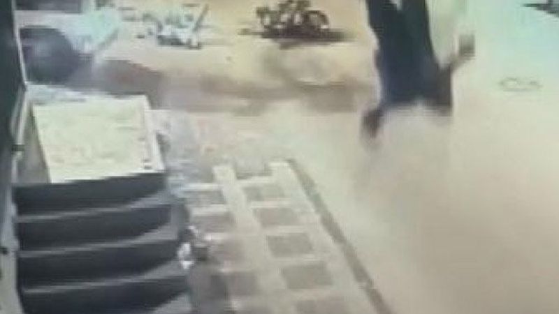 Otomobilin çarptığı motosiklet sürücüsü havaya fırladı