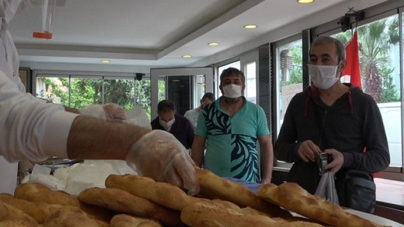 Sosyal mesafe kuralına uygun şekilde pide kuyruğu