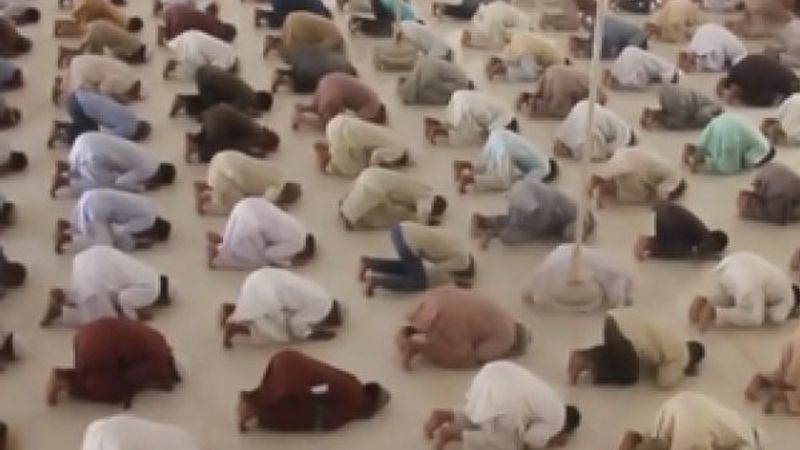 Pakistan'da sosyal mesafeli cuma namazı