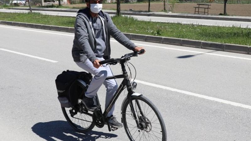 Bolu'da sınıf öğretmeni, öğrencilerinin kitaplarını evlerine götürüyor