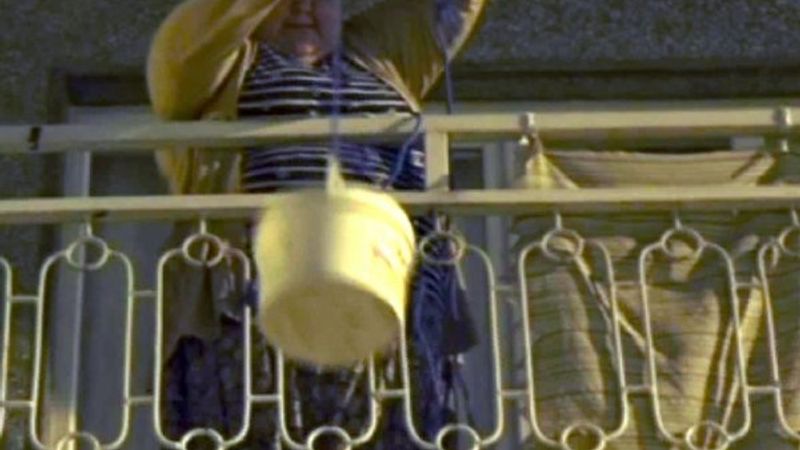 Sokağa çıkma kısıtlamasında sokak hayvanlarını balkonundan besliyor