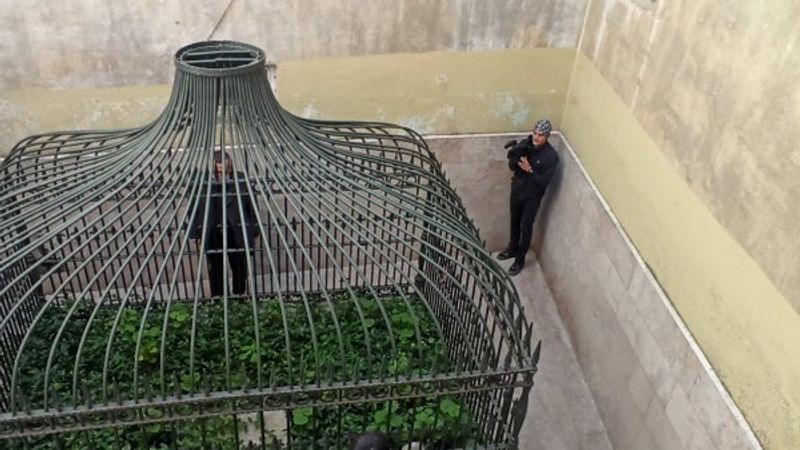 Apartman boşluğundaki türbe görenleri şaşırtıyor