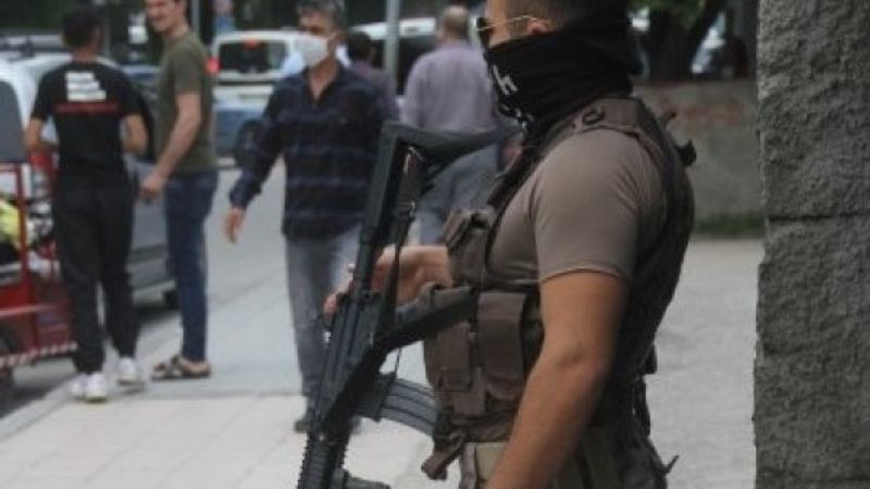 Adana'da uygulamadan kaçan genç, yanlışlıkla vuruldu