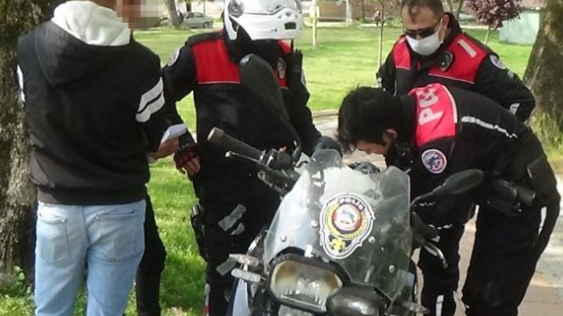 Sokağa çıkan 20 yaş altı iki gence, 3 bin 600 lira ceza