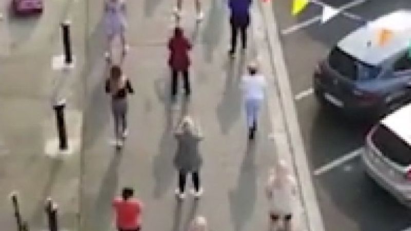 İrlanda'da sosyal mesafeli dans