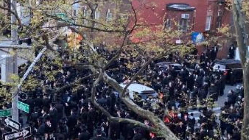 ABD'de cenaze töreninde sosyal mesafe hiçe sayıldı