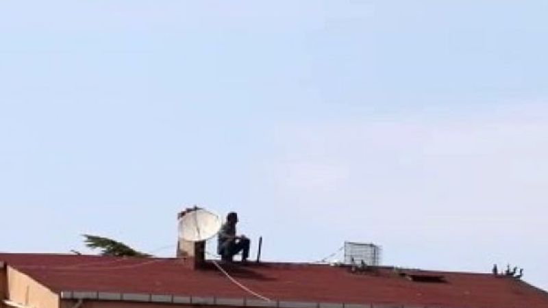 Drone uyardı, çatıdaki şahıs aşağıya indi