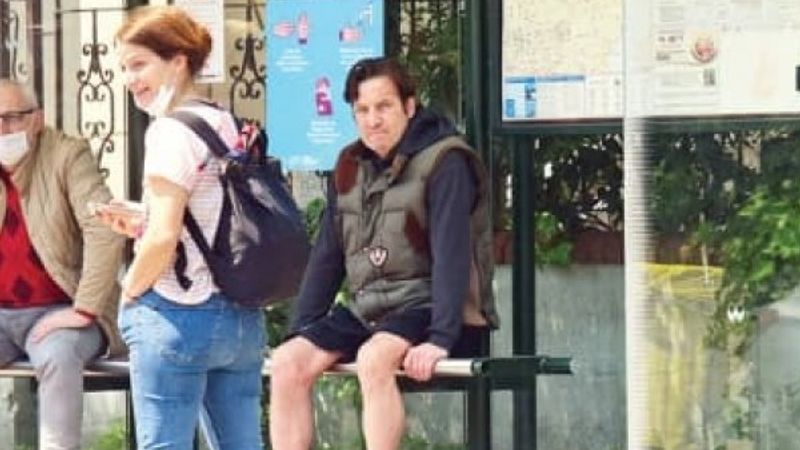 Kaya Çilingiroğlu, otobüs durağında