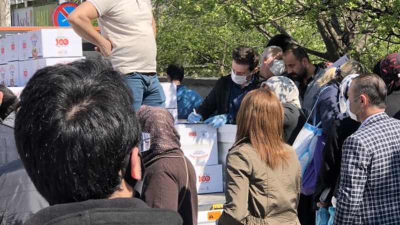 İBB'den yol ortasında yardım kolisi dağıtımı