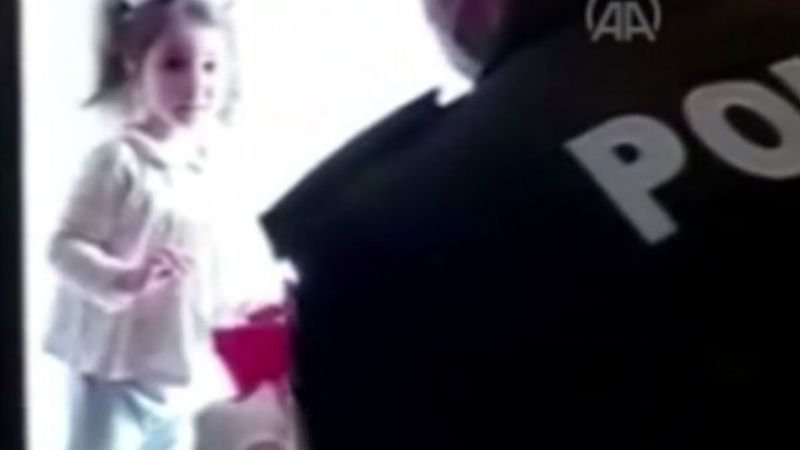 Polisten minik Duru'ya Türk bayrağı sürprizi