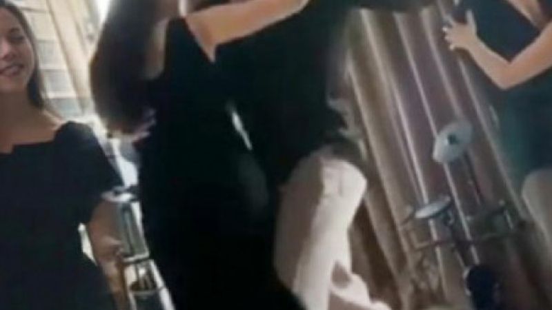 Can Yaman'dan annesine tango dersi