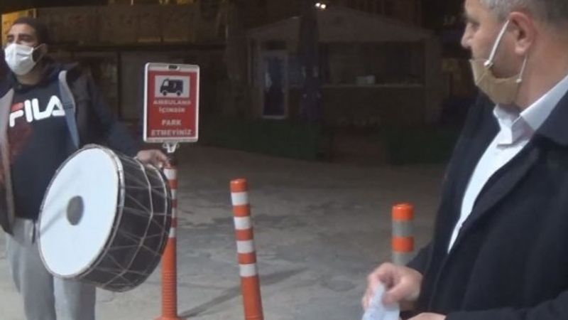 Davulcu çaldı, muhtar sağlık çalışanları için söyledi
