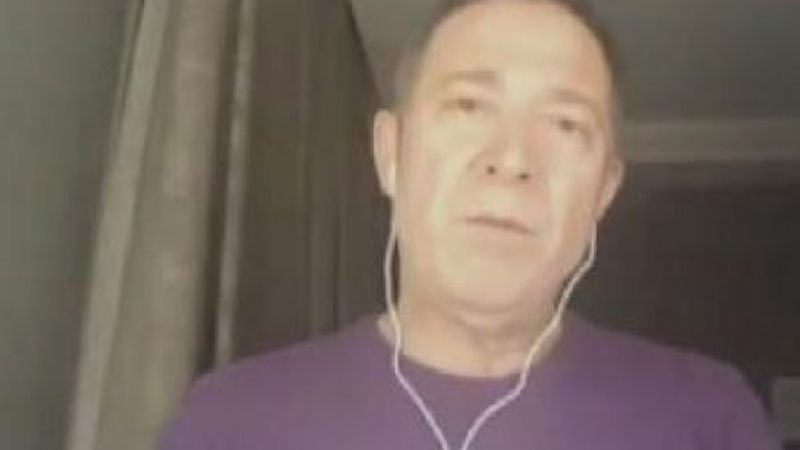 Sümer Ezgü, canlı yayında tabureden düştü