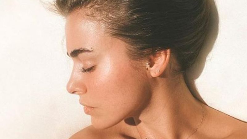 Bensu Soral, evinin bahçesinde güneşlendi