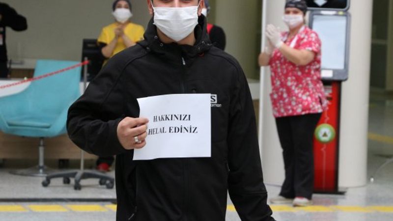 Koronayı yenen hastalardan sağlıkçılara afişli teşekkür