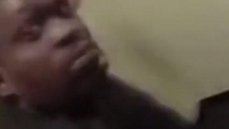 Gözaltına alınan İngiliz polise tükürdü