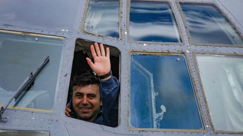 ABD'ye yardım götüren pilot camdan bekleyenleri selamladı