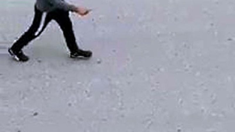 Kaçırdığı bebeğinin boğazına bıçak dayayan baba