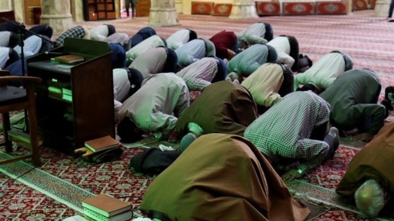 İran'da beyaz bölgelerdeki camiler ibadete açılıyor