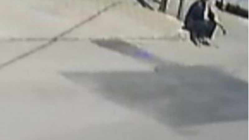 Yasağa rağmen evden çıktı, polisi görünce kaçtı