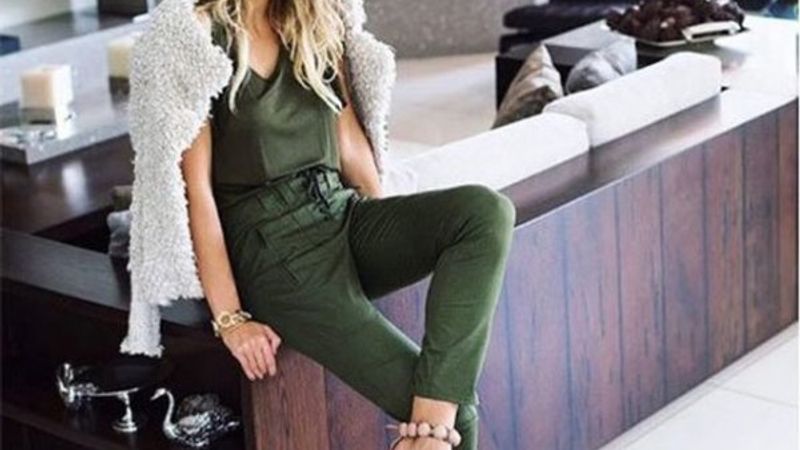 Aslışah Alkoçlar, terasta güneşlendi