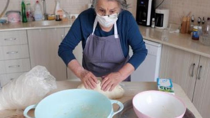 76 yaşındaki kadın, sağlıkçıları kendi elleriyle besliyor