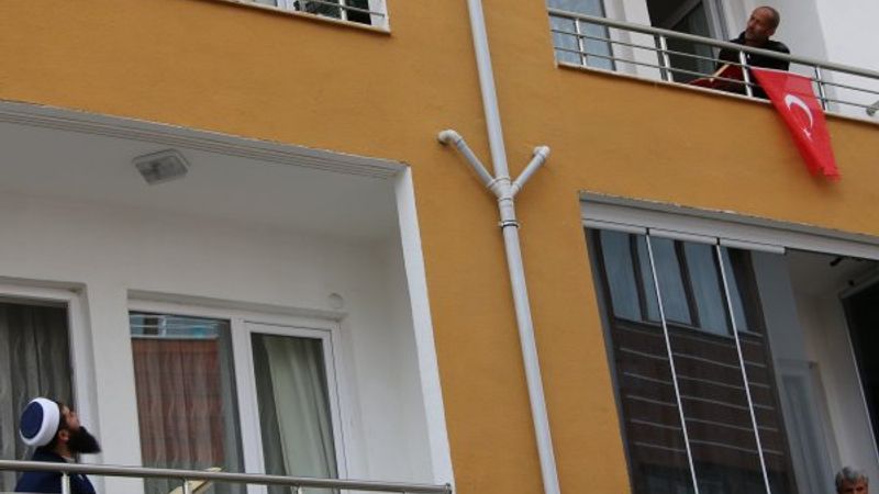 Elazığ'da korona nedeniyle balkonlarda mukabele geleneği