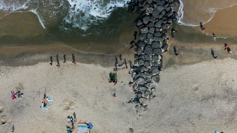 New Jersey plajlarında sosyal mesafeli güneşlendiler