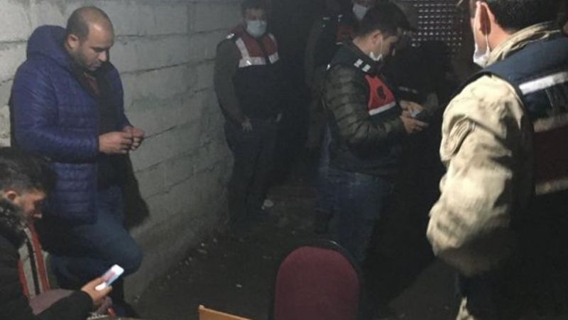 Garajda okey oynarken yakalanınca, kahkaha attılar