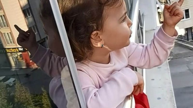 2.5 yaşındaki minikten sokakta dolaşanlara ilginç tepki