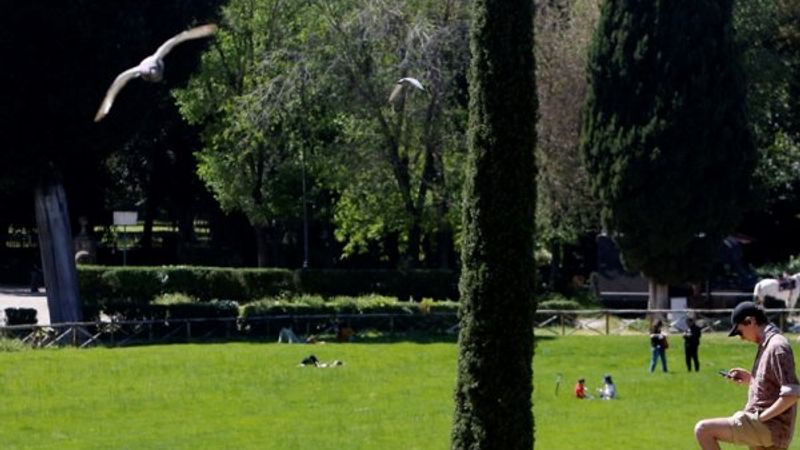 İtalyanlar 52 gün sonra parklarda güneşlendi