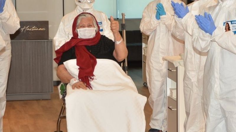 İzmir'de korona tedavisi biten 92 yaşındaki kadın evine uğurlandı