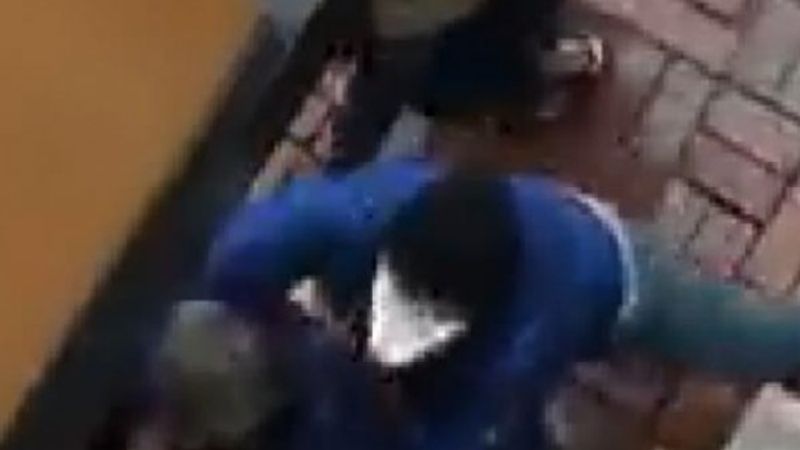 Bankanın önünde sıra kavgasında yumruklar konuştu