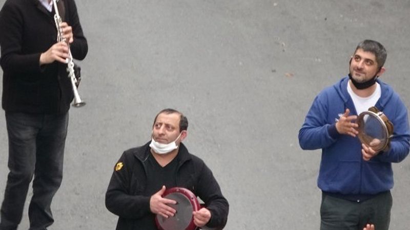 Şişli sokaklarında müzisyenler çaldı, vatandaşlar eğlendi