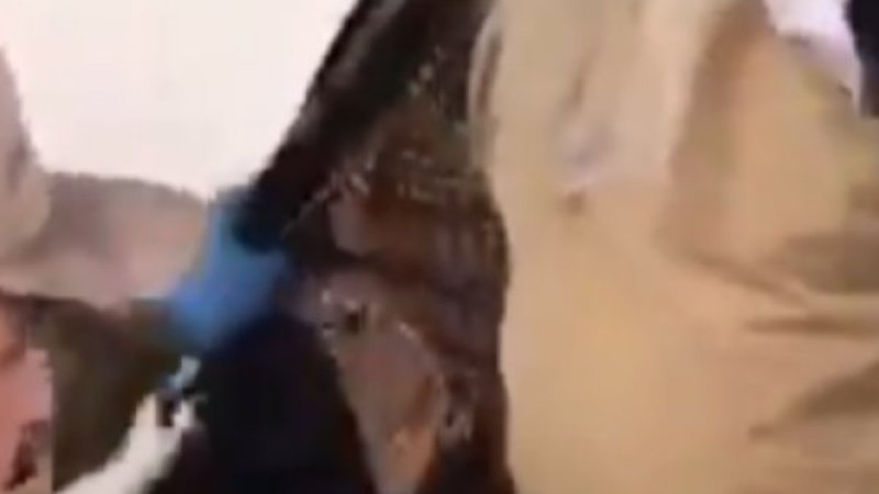 Üzerinden kaçak sigara çıkan yaşlı amca