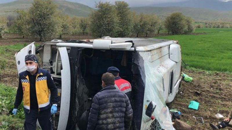 Karantinadan çıkanları taşıyan otobüs devrildi: 16 yaralı